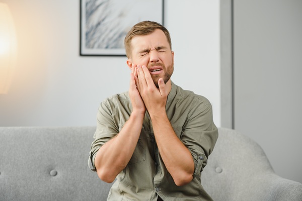 How An Emergency Dentist Fixes A Broken Tooth